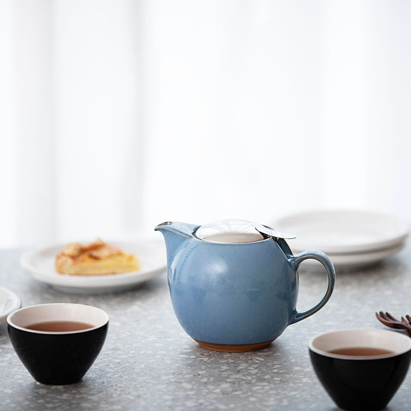 ZERO JAPAN - BEE HOUSE - ROUND TEAPOT for TWO  (24 oz) - Hydrangea Blue -